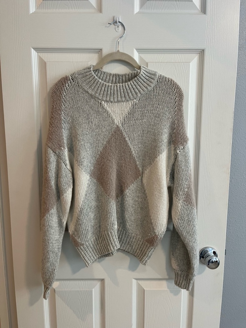 Cozy Diamond-Pattern Crewneck Sweater in Beige and Cream
